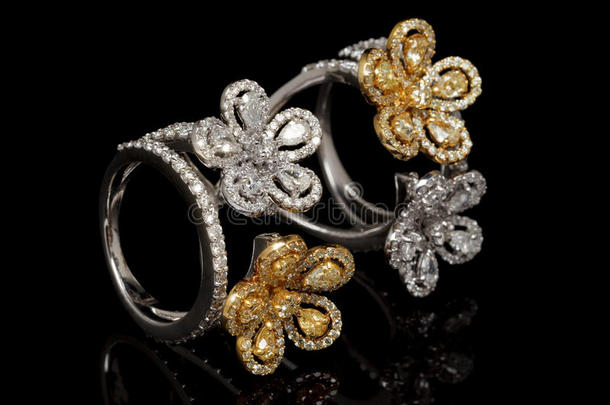 关闭美丽的钻石戒指，与许多不同的珍贵宝石