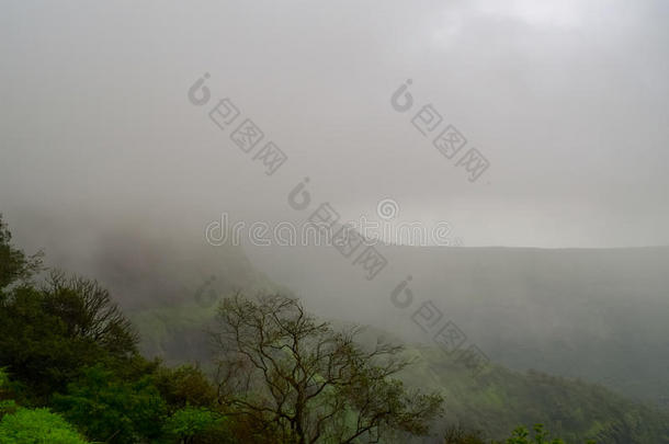 云盘旋在马哈拉施特拉邦雷加德区马瑟兰山站。
