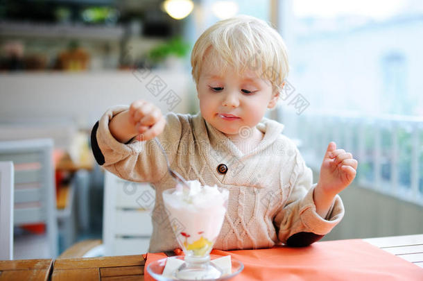可爱的小男孩在意大利室内咖啡馆吃冰淇淋冰淇淋冰淇淋