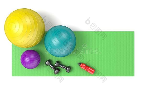 绿色瑜伽M上的健身球、哑铃和塑料水瓶