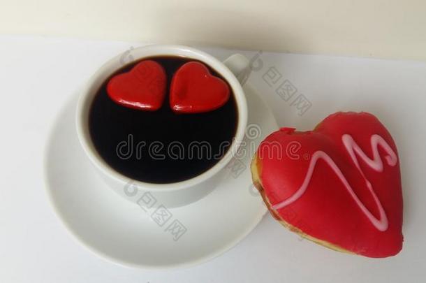 咖啡，<strong>黑红</strong>，白心，两杯饮料，食物，白色，爱，甜心，甜甜圈，面包店，奶油，食物，美味的红色