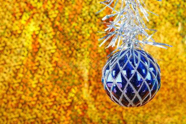 圣诞<strong>蓝球</strong>在闪闪发光的金色背景上