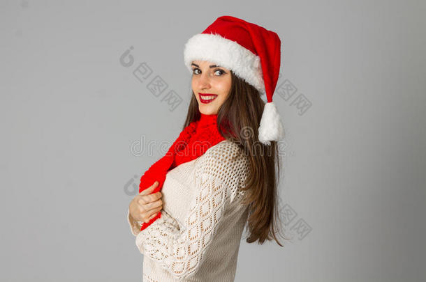 戴圣诞帽和红领巾的女孩