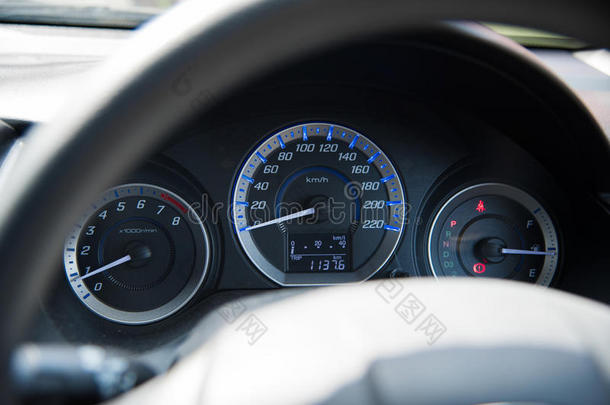 汽车<strong>仪表盘</strong>仪表板汽车控制照明面板速度显示，关闭和浅深度的领域