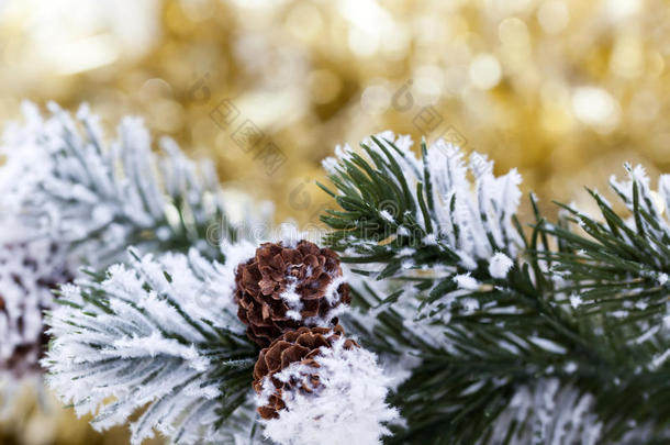 抽象金色背景上的圣诞树
