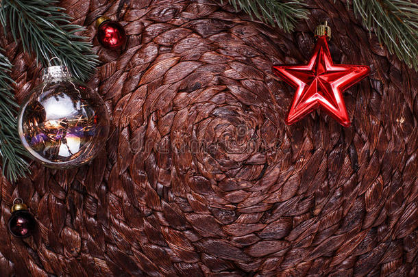 黑色节日背景上的圣诞装饰品和圣诞树。圣诞主题与新年快乐