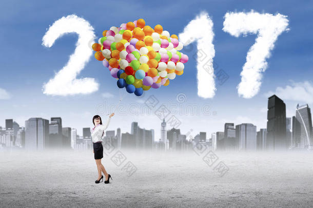企业家拿着2017年的气球