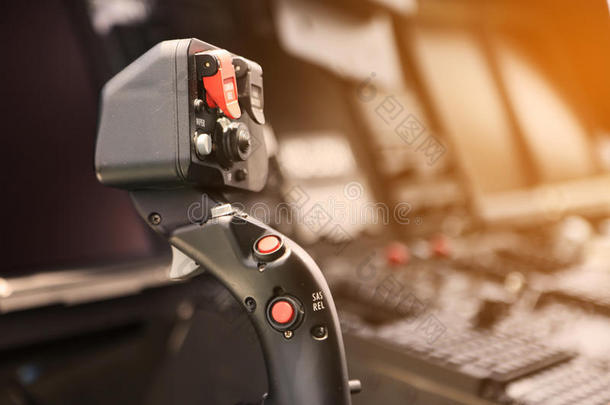 驾驶舱飞机控制面板和控制设备。 飞机驾驶舱具有多种控制飞机的功能。 监控设备