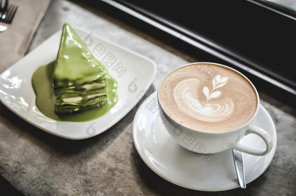 咖啡店里的绿茶蛋糕。 时髦的语气