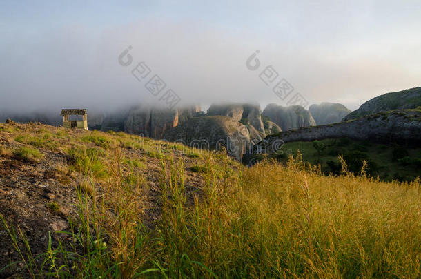 在安哥拉的Pungoandongo或PedrasNegras黑色岩石上的雾和混凝土小屋