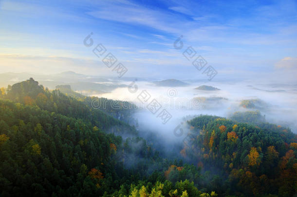 捷克典型的早秋景观。 有雾的天空的山丘和村庄。 波西米亚瑞士公园的早秋山谷。 山丘
