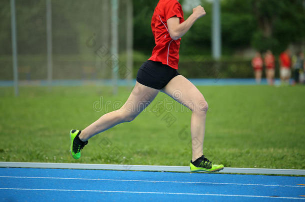 在体育比赛中，女孩在跑道上跑得更快