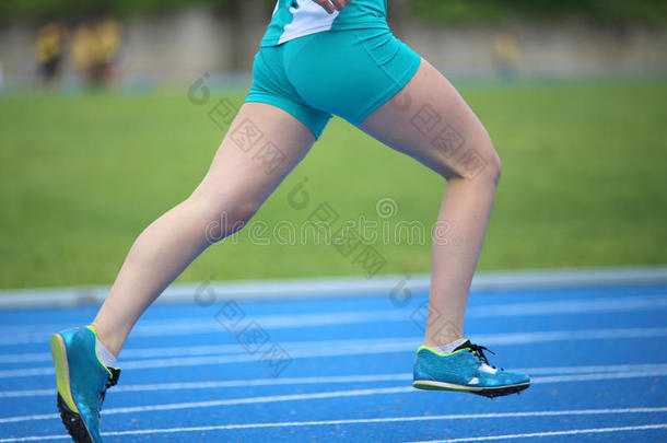 在<strong>体育比赛</strong>中，女孩在跑道上跑得更快