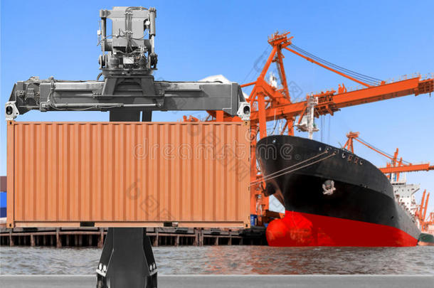 起重机将<strong>集装箱</strong>提升到商业交付货物，<strong>集装箱卡车</strong>和<strong>集装箱</strong>船在港口卸货