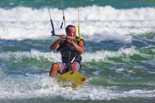 运动员在海浪中骑在<strong>风筝</strong>冲浪板上