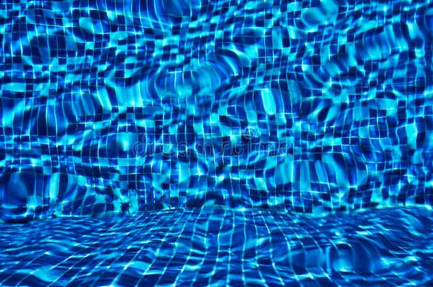 蓝色游泳池瓷砖背景