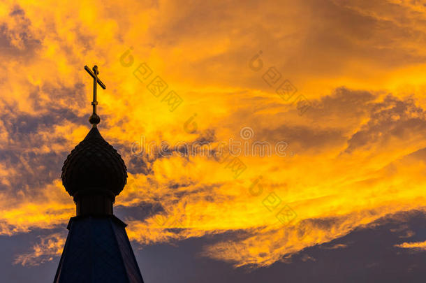 教堂圆顶在<strong>橙</strong>黄色的天空的背景上。