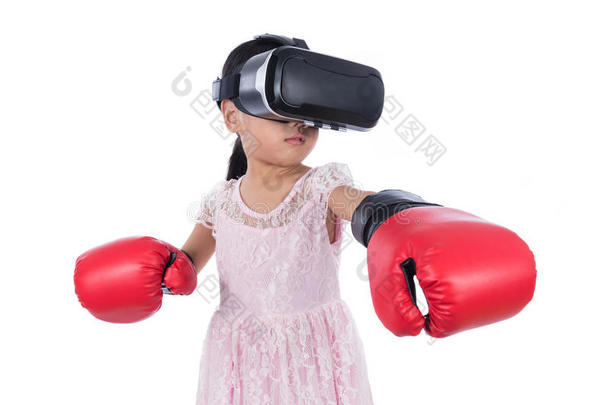 亚洲中国小女孩用拳击手套<strong>体验</strong>虚拟现实