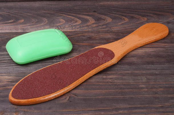 双面磨脚机，用肥皂在木制背景上