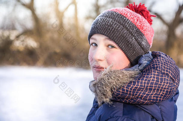 在<strong>寒假</strong>期间，孩子们转身看着冬天公园里的相机
