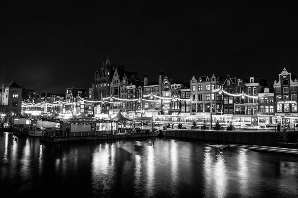 <strong>黑白</strong>照片的游轮移动在阿姆斯特丹的夜间运河，荷兰阿姆斯特丹。