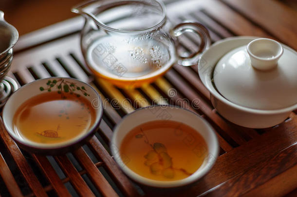 木制桌子上的亚洲茶具。 茶板，茶桌。 亚洲<strong>传统文化</strong>。