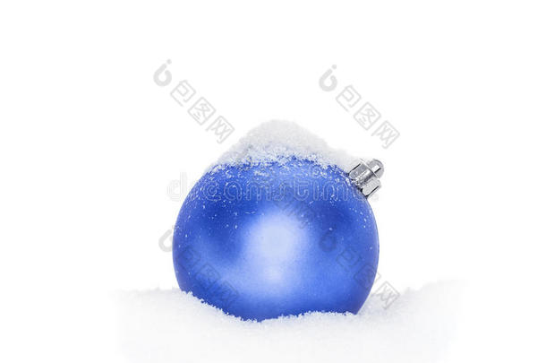 蓝色的圣诞节新年波布尔，球躺在白雪上，白雪覆盖，白雪皑皑