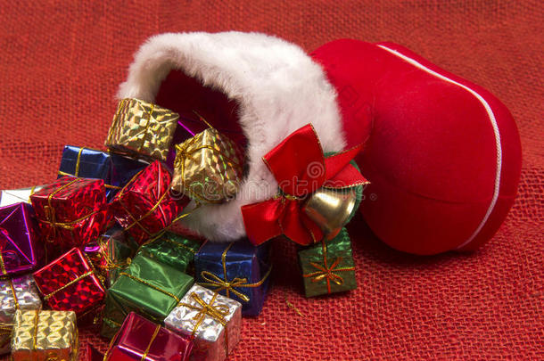 圣诞装饰与圣诞老人`靴子和掉落的礼物。