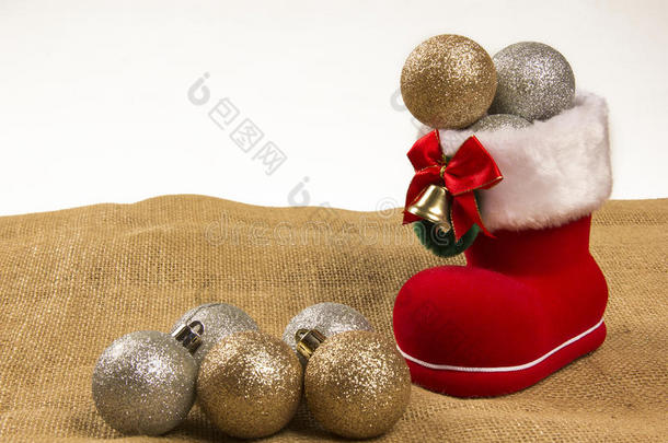 圣诞装饰与老人`靴子和圣诞树球