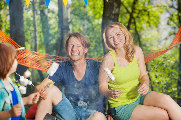 积极的成人男孩营地露营地