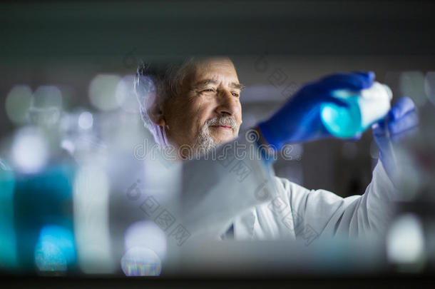 高级男研究员在实验室进行科学研究