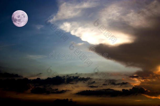 满月和日落的天空背景。满月的元素。