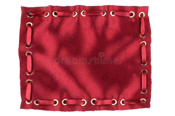 由红色丝绸制成的框架，在金环中插入缎带