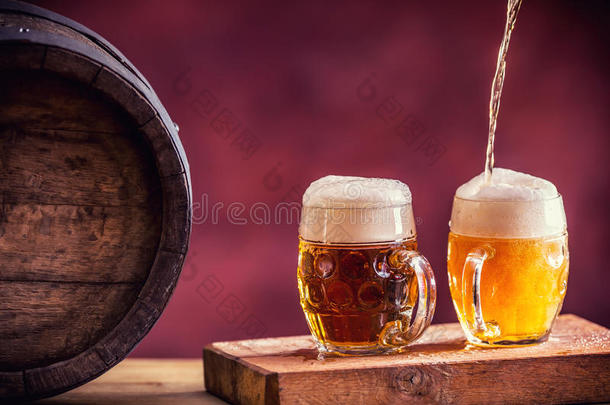 啤酒。 两杯冷饮。 生啤。 喝啤酒。 金色啤酒。 金色啤酒。 两杯金色啤酒，上面有泡沫。