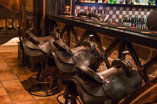 酒吧柜台，椅子的形式是马鞍