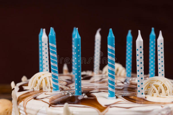 把生日蜡烛放在白色自制蛋糕上