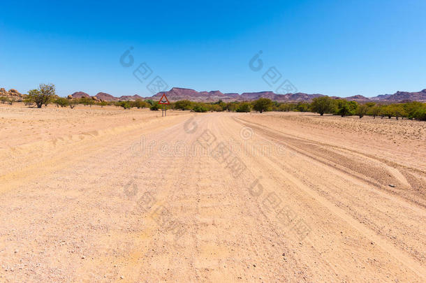 砾石4x4路穿越彩色沙漠在twyfelfontein，在雄伟的达马拉兰<strong>品牌</strong>，风景优美的旅游目的地