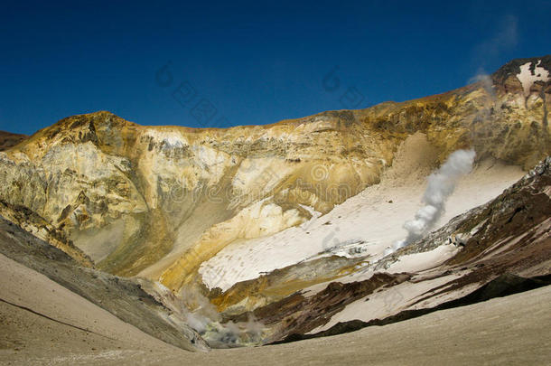 <strong>灰蓝</strong>色火山口峡谷煤渣