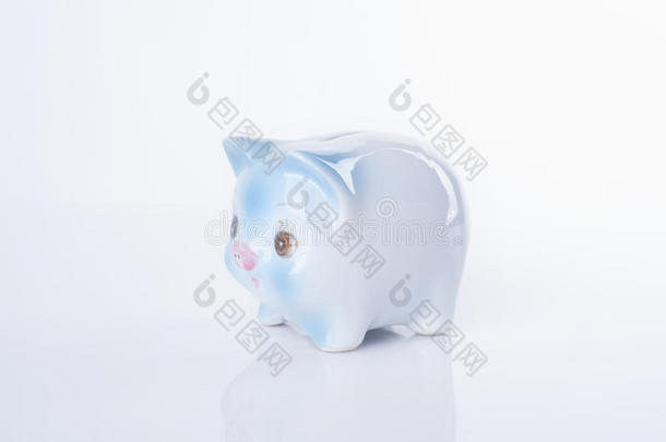 白色背景上的蓝色储蓄罐。 概念储蓄金融。