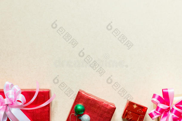 圣诞礼物和装饰品在木头或桌面上有复制空间。