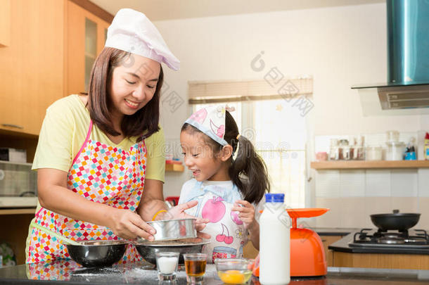 亚洲家庭喜欢做煎饼，亚洲母女喜欢做面包店蛋糕，小亚洲女孩和妈妈喜欢装饰p