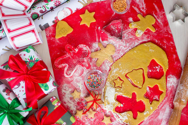 圣诞礼物与自制姜饼饼干。 圣诞节热闹的概念