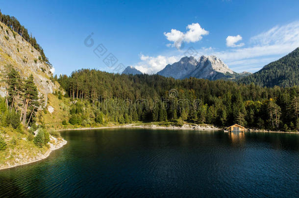 奥地利山湖，有船屋