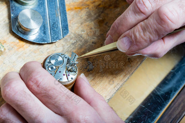 钟表匠修理一只打开的手表