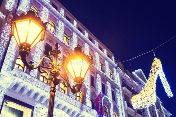 布达佩斯<strong>中央大街</strong>的圣诞灯