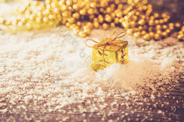 圣诞复古金盒在雪中金色背景灯