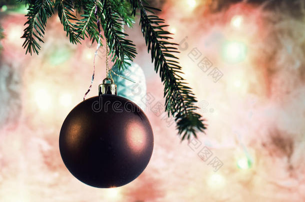树枝上的圣诞装饰品。 磨砂玻璃的背景。
