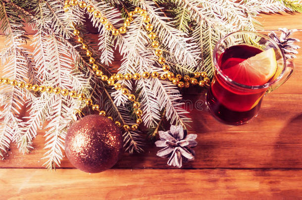 圣诞节用冷杉树和装饰覆盖葡萄酒。 复古风格