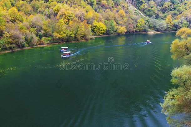 河上有船的<strong>美丽风景</strong>