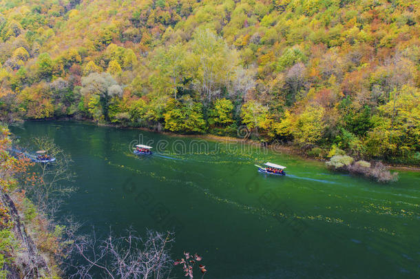 河上有船的美丽风景